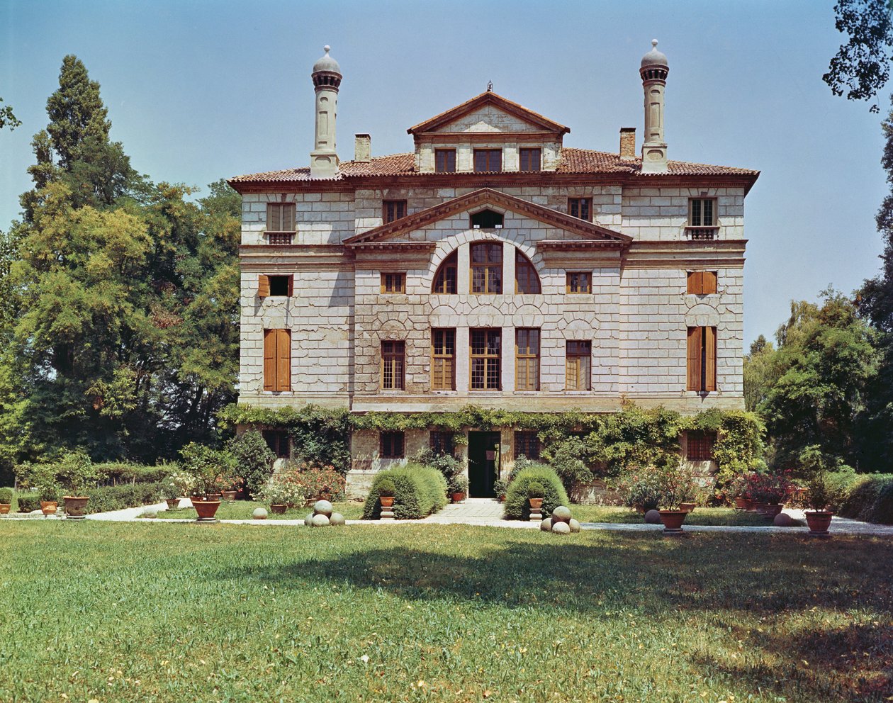 Vista de la fachada del jardín, construida en 1559-60 de Andrea Palladio