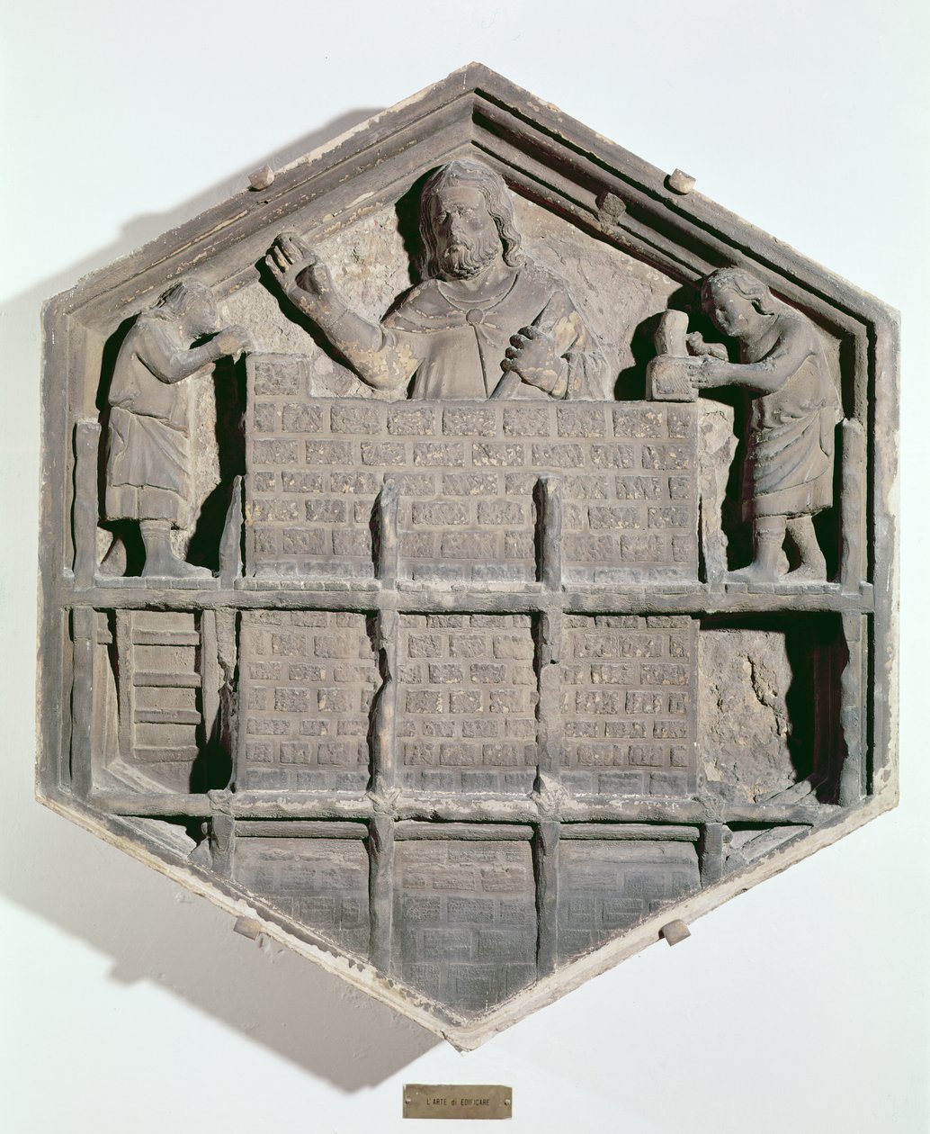 El Arte de Construir, azulejo decorativo hexagonal de una serie que representa a los practicantes de las Artes y Ciencias, posiblemente basado en diseños de Giotto, c.1334-48 de Andrea Pisano