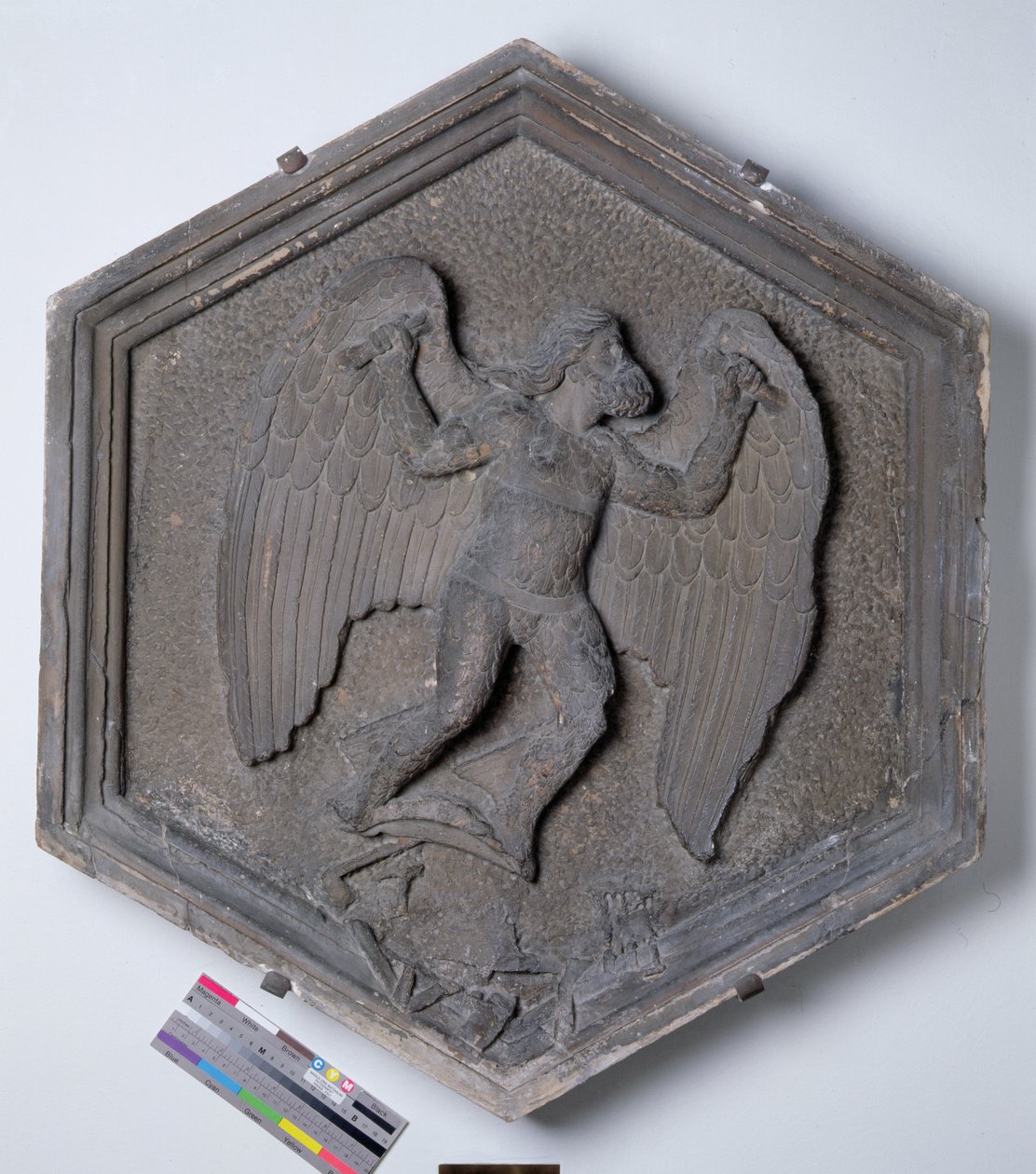 El arte del vuelo, Dédalo, relieve decorativo hexagonal de una serie que representa a los practicantes de las Artes y Ciencias, posiblemente basado en diseños de Giotto, c.1334-48 de Andrea Pisano