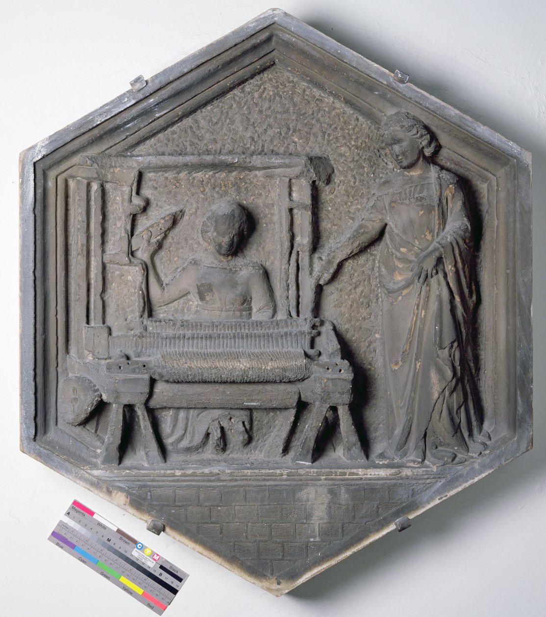 El arte de tejer, relieve decorativo hexagonal de una serie que representa a los practicantes de las Artes y Ciencias, posiblemente basado en diseños de Giotto, c.1334-48 de Andrea Pisano