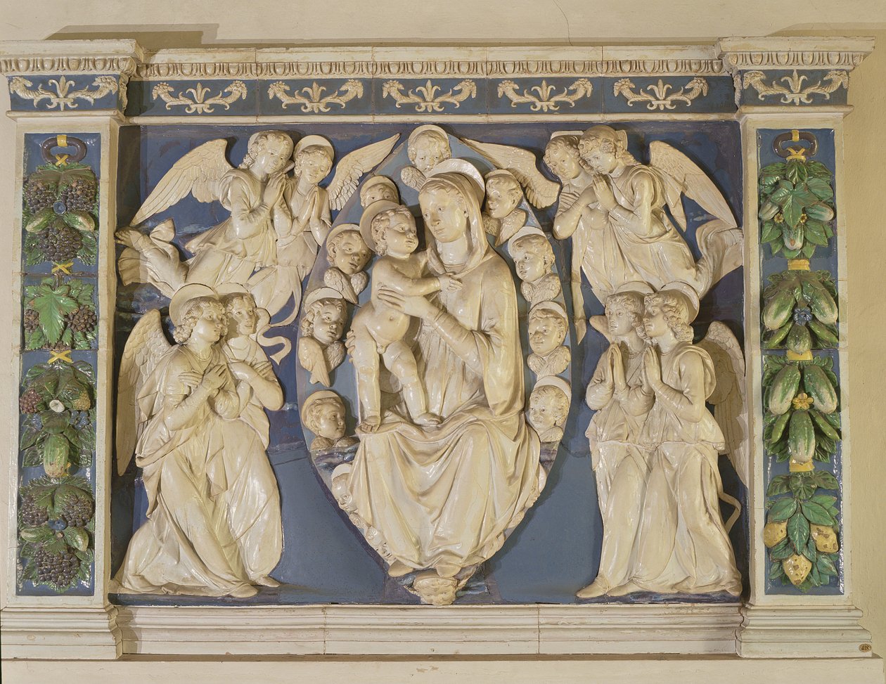 Madonna con niño y ángeles de Andrea Della Robbia