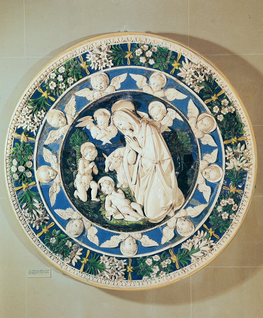 Adoración de la Virgen con San Juan Bautista y dos querubines de Andrea Della Robbia