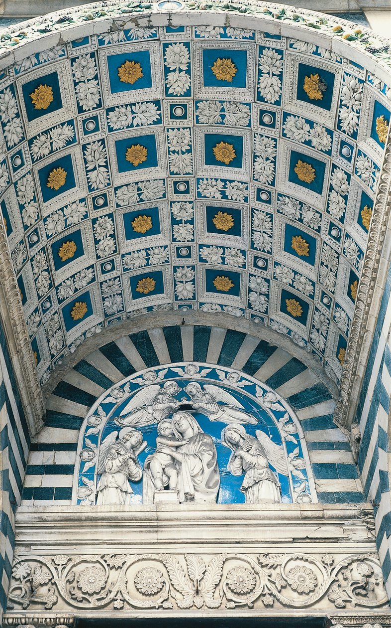 Bóveda central del pórtico, con casetones azules y rosetones dorados, y luneta superior, con relieve de cerámica vidriada de la Virgen y el Niño de Andrea Della Robbia