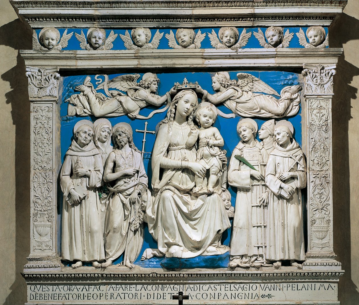 Madonna y Niño con Santos, por Andrea della Robbia (1435-1525), terracota vidriada, Capilla Medici, Iglesia de Santa Croce, Florencia, Italia de Andrea Della Robbia