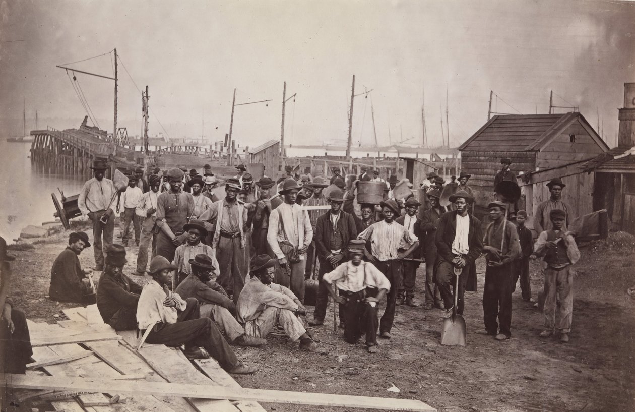 Trabajadores en el muelle del intendente, Alexandria, Virginia, 1863-65 de Andrew Joseph Russell.
