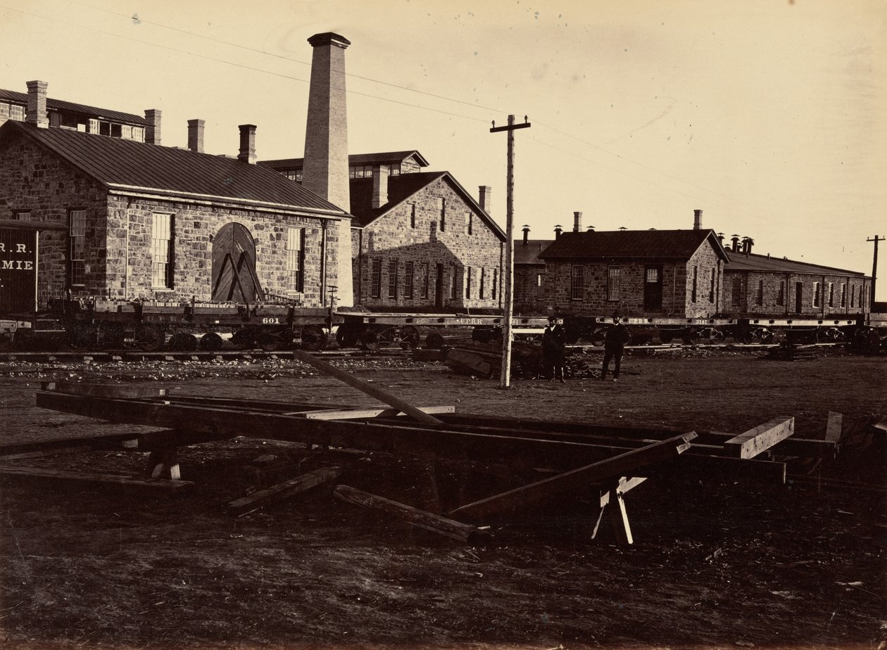 Lámina 17. Laramie Machine Shops, desde el suroeste,1869 (foto) de Andrew Joseph Russell