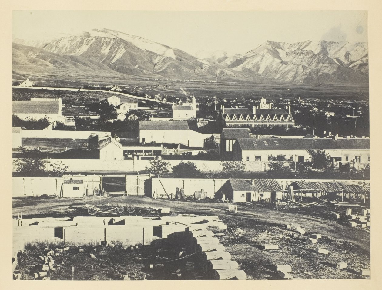Salt Lake City, Camp Douglas y las montañas Wasatch al fondo de Andrew Joseph Russell