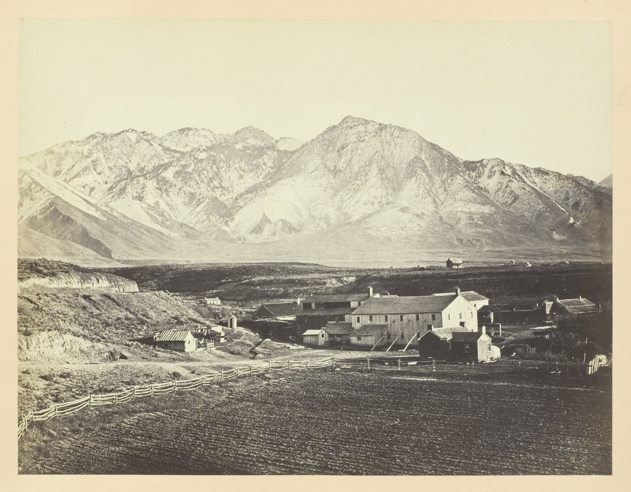 La cordillera Wasatch de las Montañas Rocosas, desde las fábricas de lana de Brigham Young de Andrew Joseph Russell