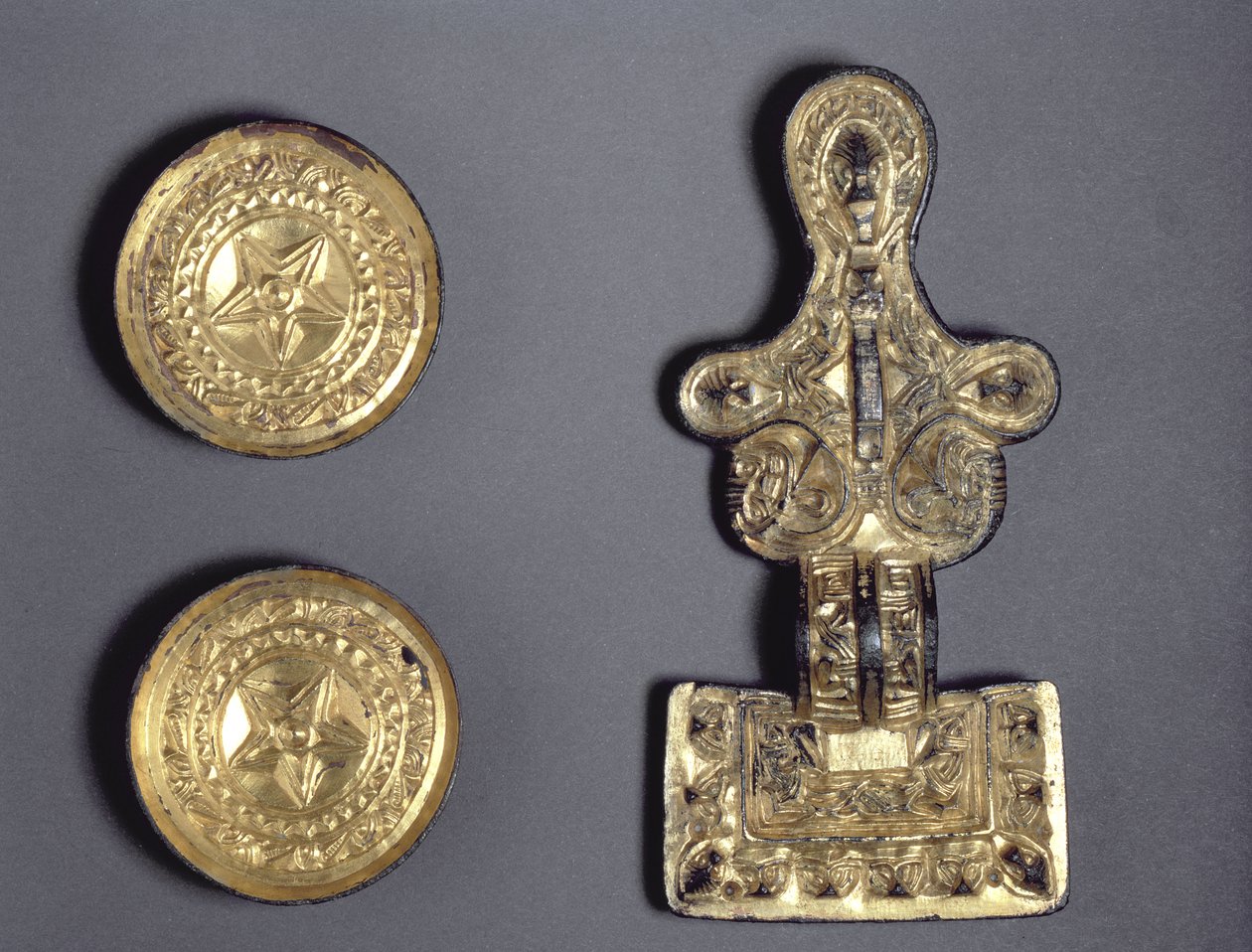 Un par de broches de platillo y un broche de cabeza cuadrada, encontrados en Fairford, Gloucestershire, anglosajón, siglo V-VI de Anglo Saxon
