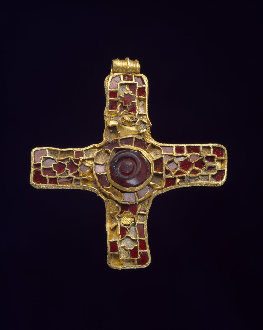 Cruz (Cruz de Holderness) (carbonato de calcio, granate y oro) de Anglo Saxon
