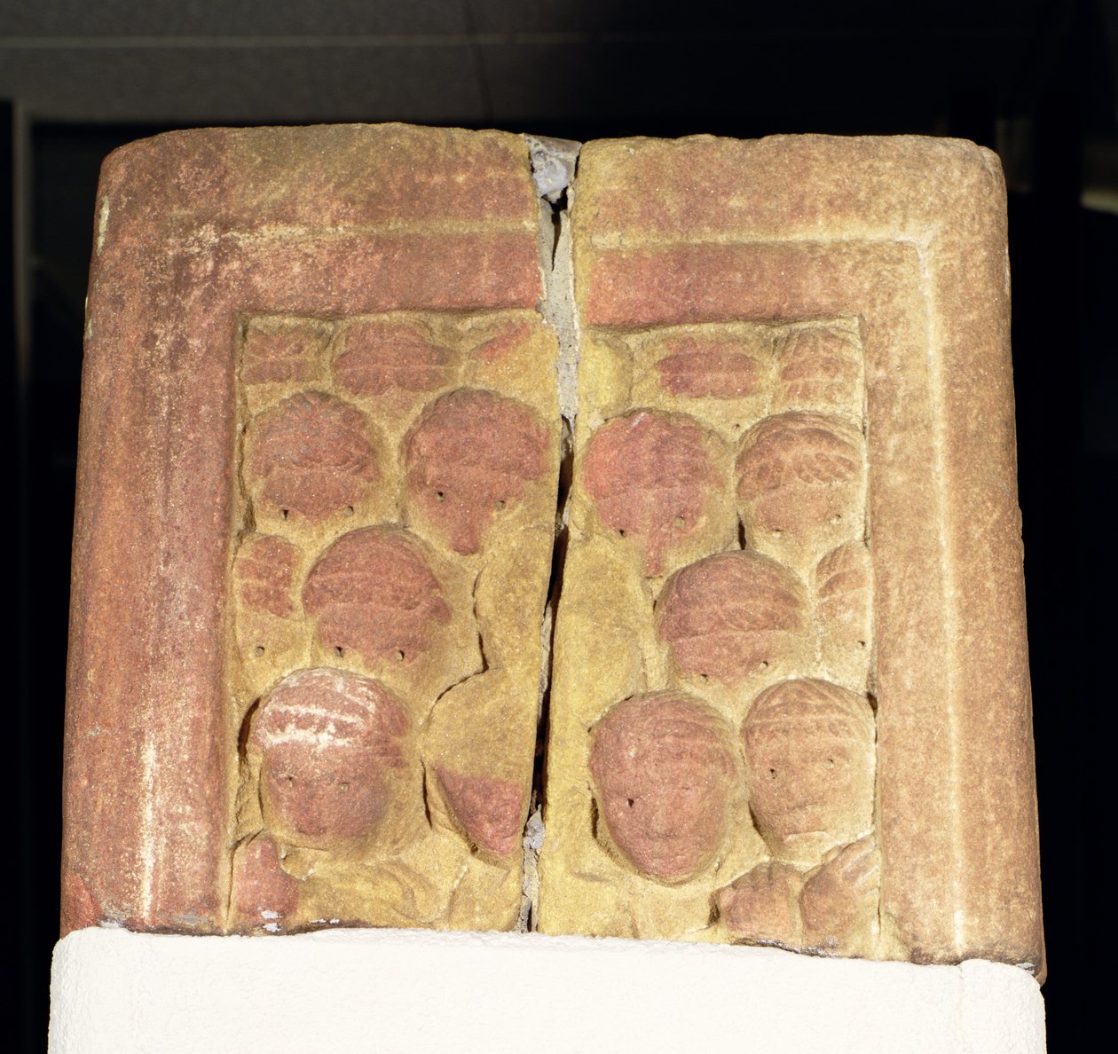 Fragmento del eje de la Cruz de Rothbury que representa una escena de multitud, 800-850 d.C. de Anglo Saxon