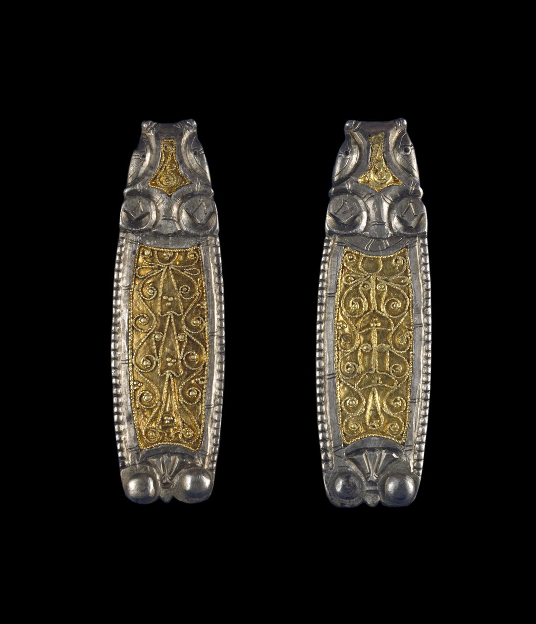 Un par de extremos de correa, de Ipsden Heath, Oxfordshire, Tardío Anglo-Sajón, siglo IX (plata con incrustaciones de oro) de Anglo Saxon