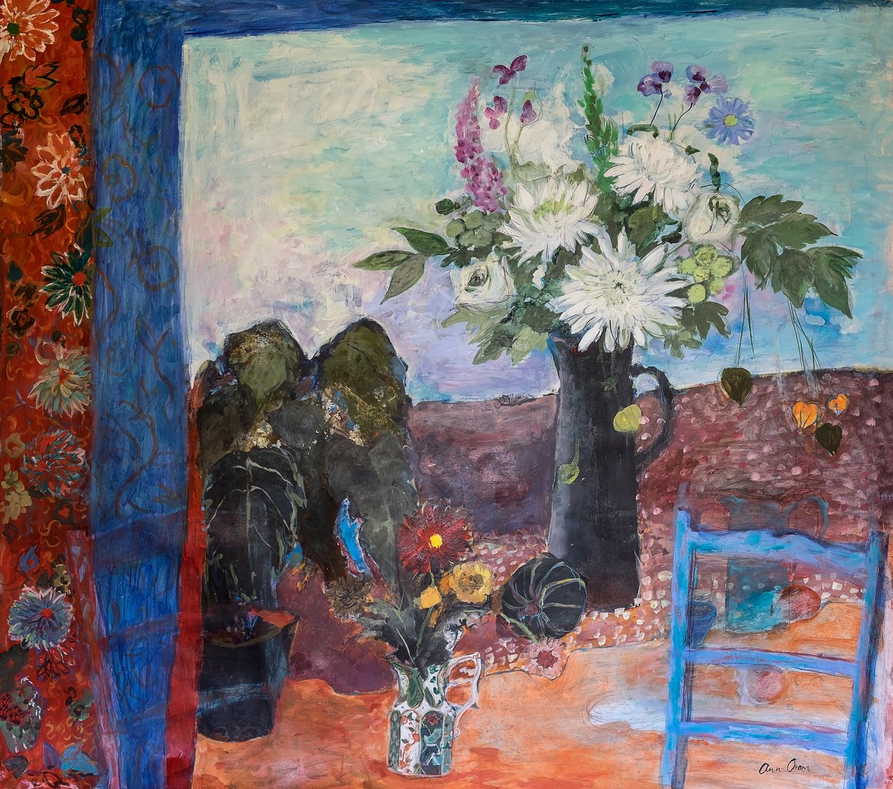 Naturaleza muerta con flores y una silla azul, 2019 (acrílico) de Ann Oram