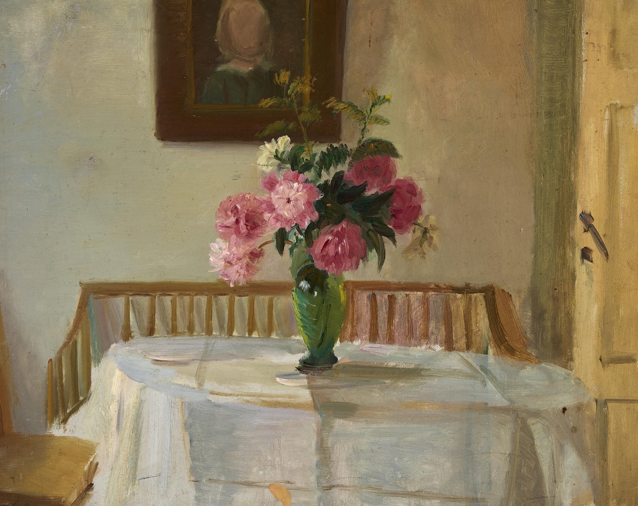 Interior de la casa de Anchers en Markvej, Skagen, con crisantemos rosas en un jarrón sobre una mesa. de Anna Ancher