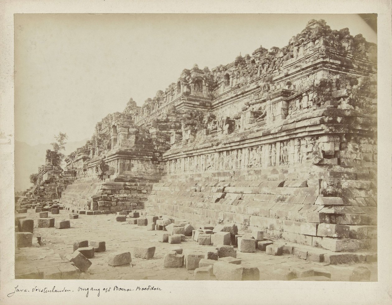 Fotografía de Borobudur antes de su primera restauración de Anonymous