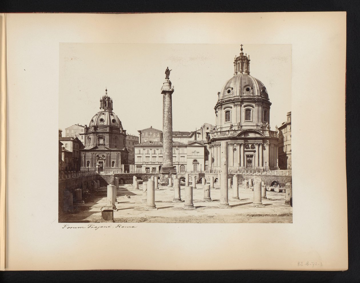 Vista del Foro de Trajano en Roma, con la Columna de Trajano y las iglesias Santissimo Nome di Maria y Santa Maria di Loreto, Italia Foro Trajano. Roma (título sobre objeto) de Anonymous