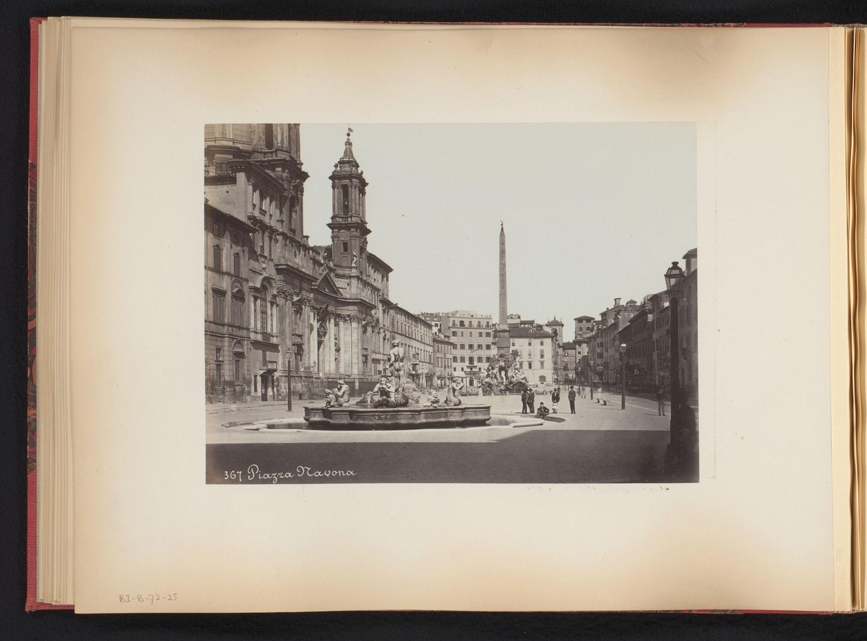 Vista de la Piazza Navona con fuente en Roma, Italia Piazza Navona (título sobre el objeto) de Anonymous