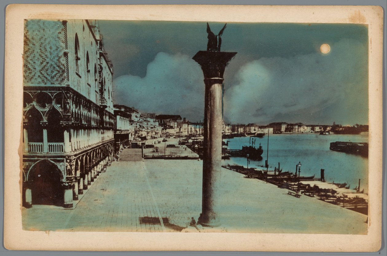 Vista de la Plaza de San Marcos con la Colonne di San Marco y la esquina del Palacio Ducal de Venecia de Anonymous