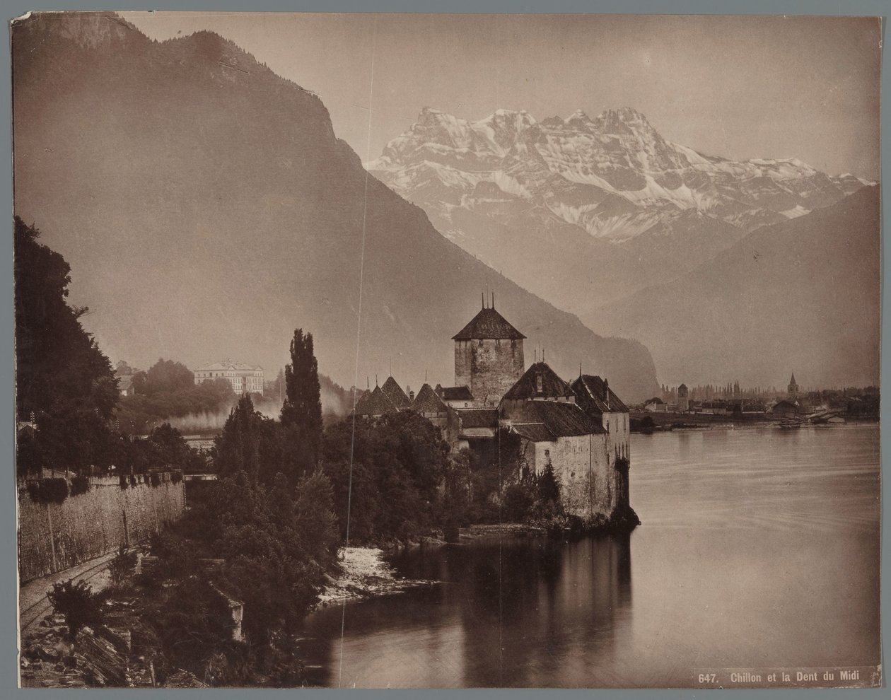 Castillo de Chillon en el lago de Ginebra, los Dents du Midi en la distancia. Chillon et la Dent du Midi (título sobre objeto) de Anonymous