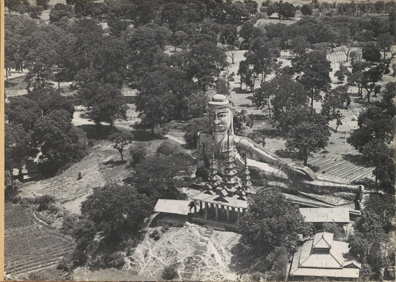Pagoda y estatua de Buda reclinado, vistas desde el aire de Anonymous