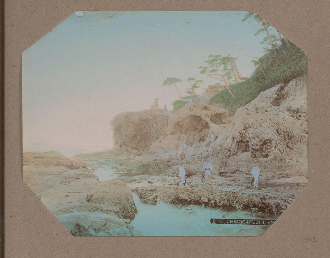 Hombres y mujeres en la orilla de Chigogafuchi en Enoshima, Japón de Anonymous