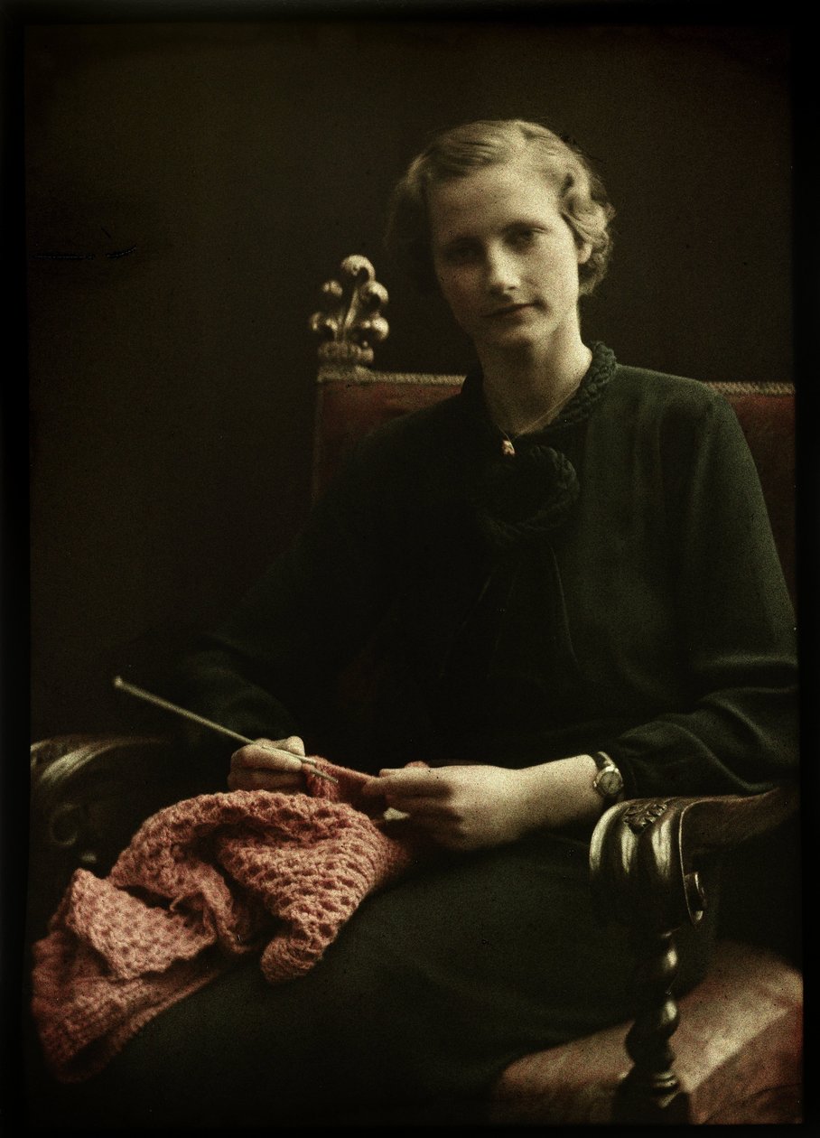 retrato, de, un, mujer se sentar, en, un, silla, tejer, en, mano de Anonymous