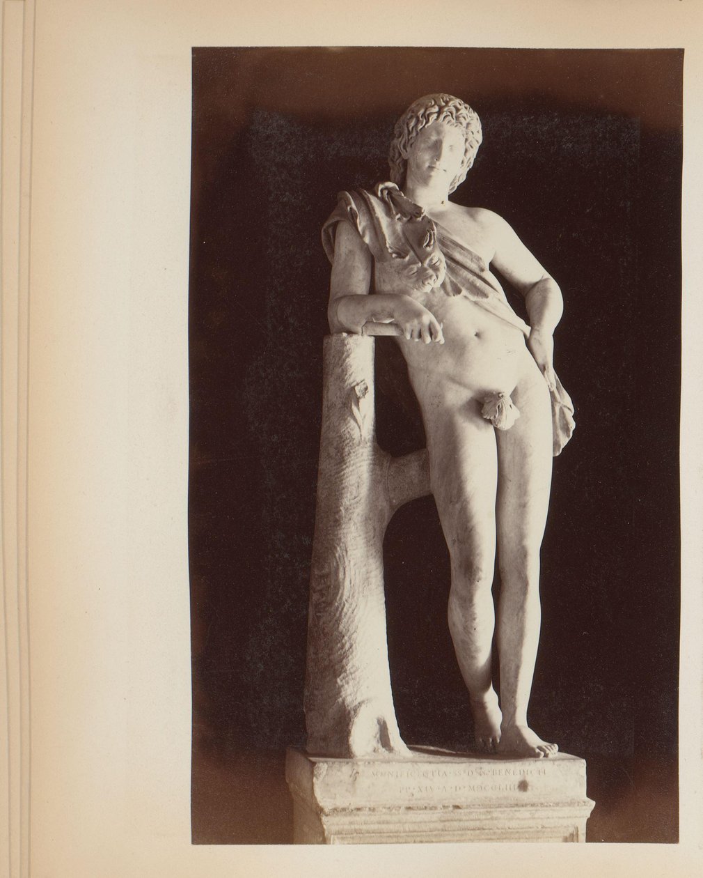 Escultura del sátiro en reposo en los Museos Capitolinos en Roma, Italia de Anonymous