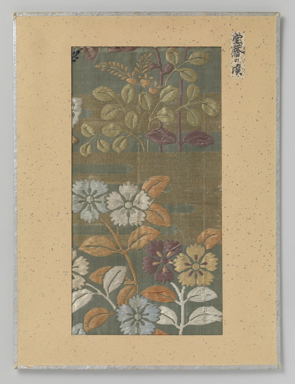 Fragmento textil, bordado de flores y nubes en hilo dorado kirikane de Anonymous