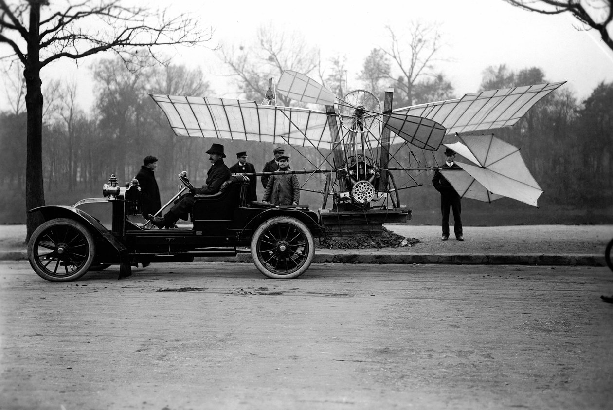 Aviador Alberto Santos Dumont (1873-1932) llevando su avión en su coche. Colección Privada de Anonymous Anonymous
