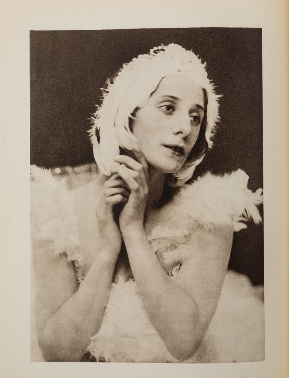 Anna Pavlova (Pavlovna) (1881-1931) en el ballet El Cisne Moribundo de Camille Saint-Saens, Anónimo. Cromolitografía, Colección Privada de Anonymous Anonymous