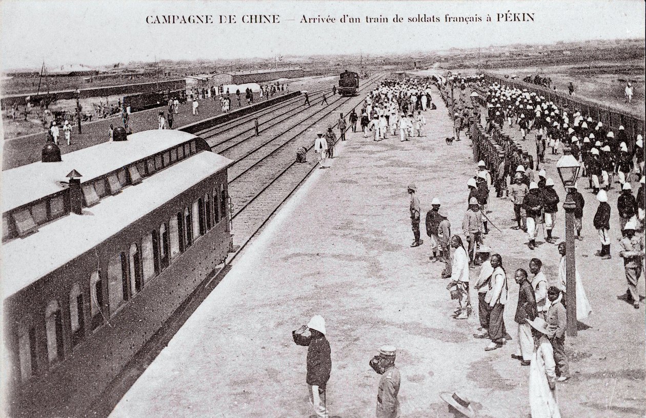 Llegada de un tren de soldados franceses a Pekín durante la Campaña China. Fotografía alrededor de 1900-1901. Colección privada de Anonymous Anonymous