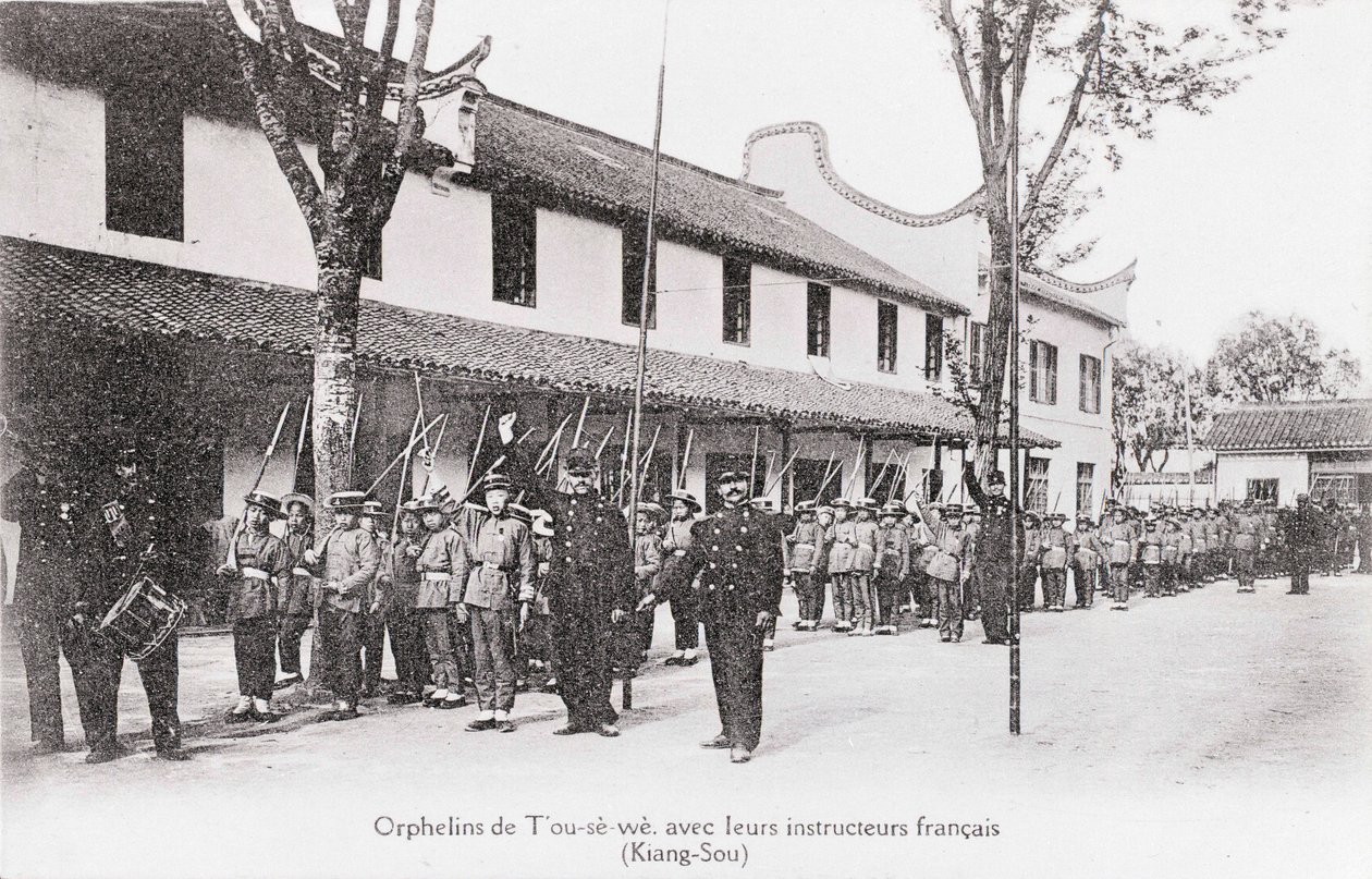 Huérfanos chinos con sus instructores franceses en la región de Kiang Sou. Fotografía de principios del siglo XX. Colección privada de Anonymous Anonymous