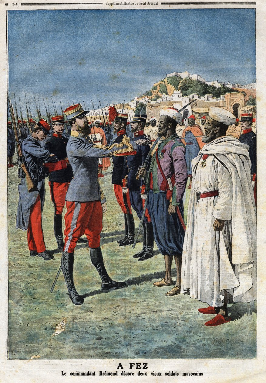 El comandante Edouard Bremond (1868-1948) decora a dos viejos soldados marroquíes en Fez. Grabado en “Le Petite Journal”, el 21/01/1912. Colección privada de Anonymous Anonymous