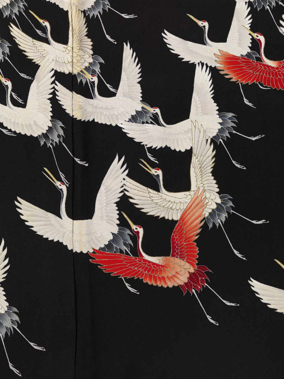 Detalle de un kimono con una miríada de grullas voladoras de Anonymous Anonymous