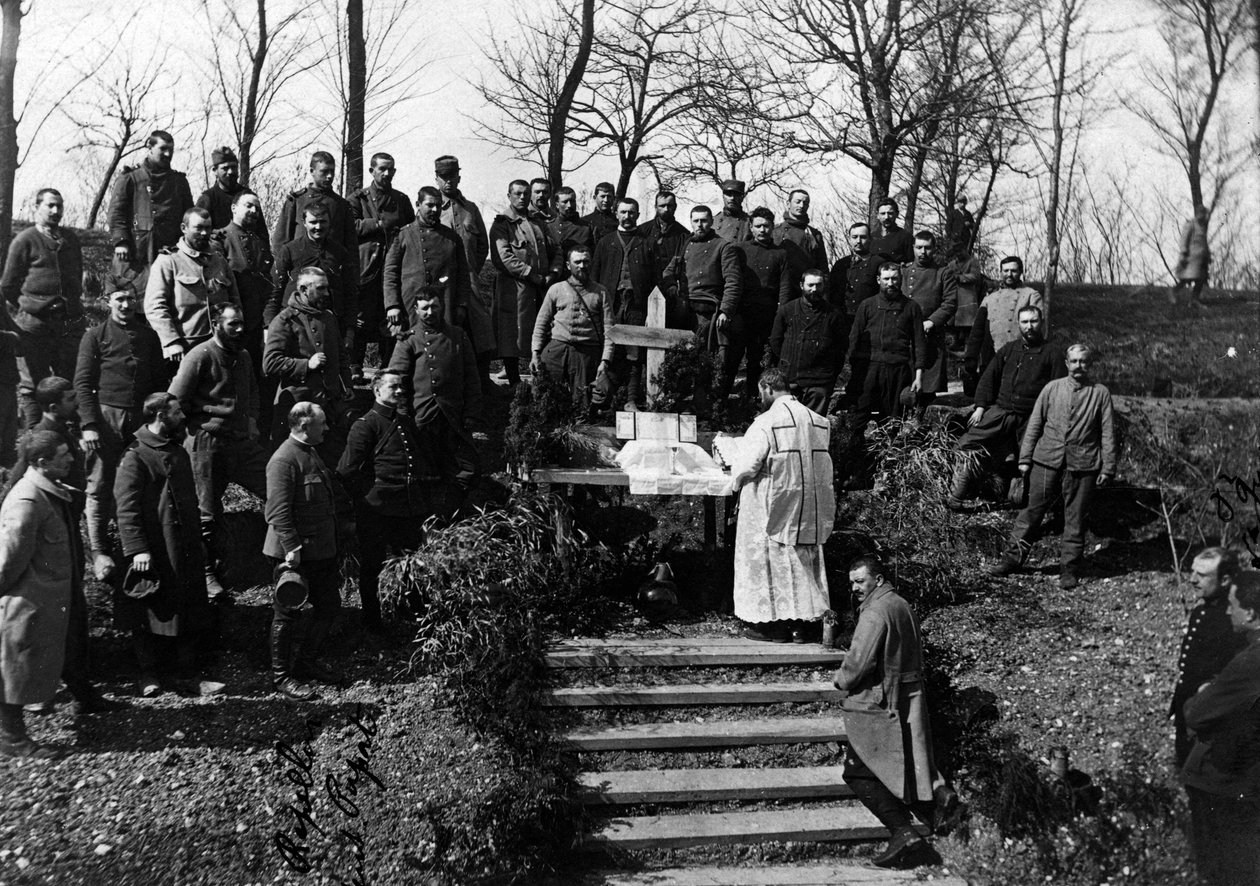 Primera Guerra Mundial (1914-1918): Misa dominical en la Ferme de Canny (Canny-sur-Matz) (Departamento 60: Oise) en mayo de 1915. Colección privada de Anonymous Anonymous