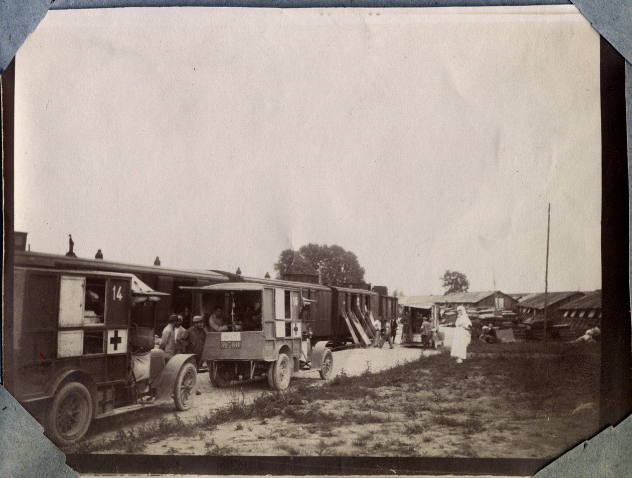Primera Guerra Mundial 1914-1918: vacunación de soldados por enfermeras de la Cruz Roja Francesa en la estación de Saint Gilles (Saint-Gilles) en el Canal de la Mancha, Baja Normandía, Francia. Fotografía anónima junio 1917. Colección privada, Stella. de Anonymous Anonymous