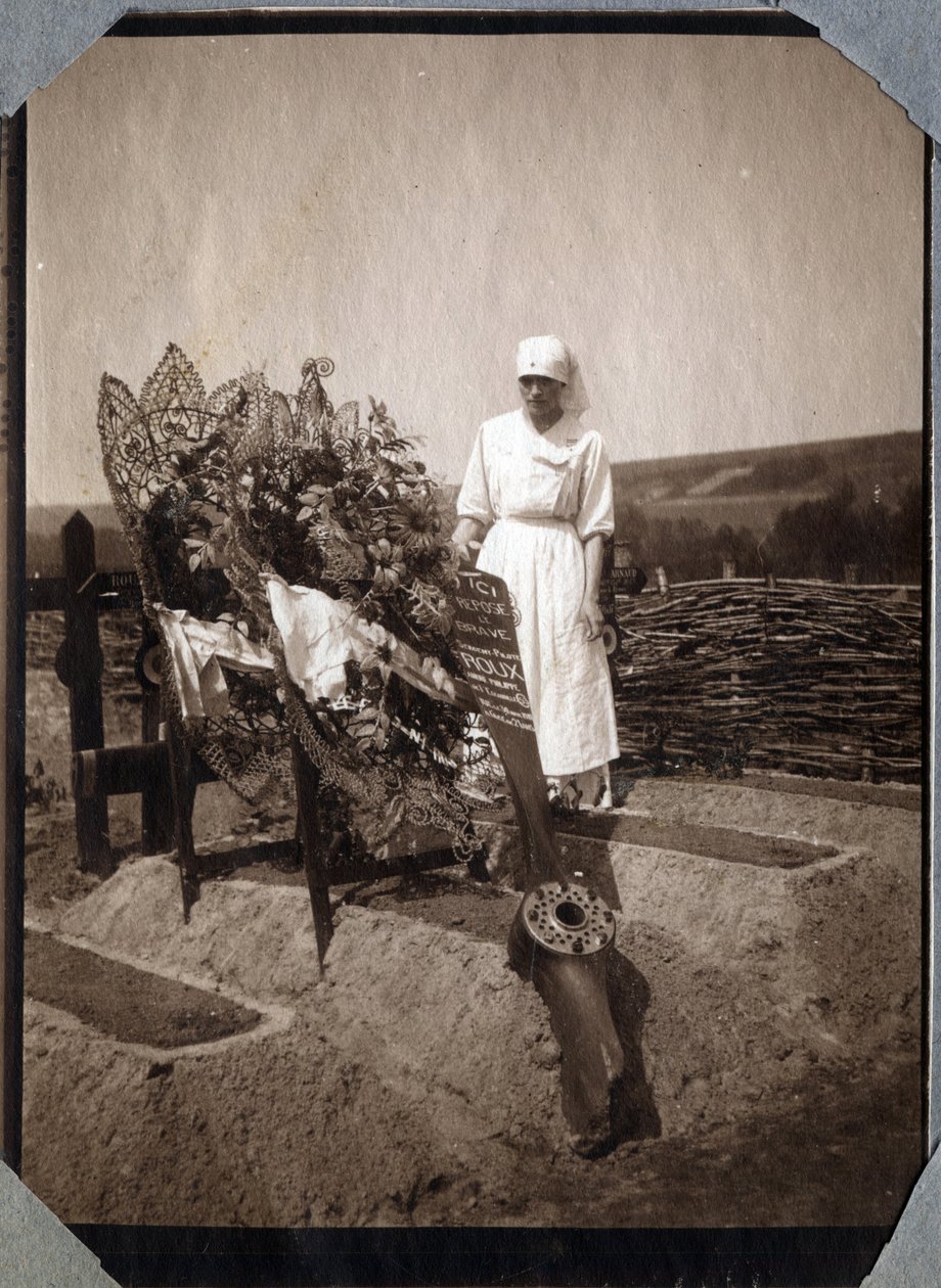 Primera Guerra Mundial 1914-1918: enfermera (¿Therese Pavillou?) en una blusa en la tumba del sargento piloto francés Roux, que murió a los 21 años, en Couville, Manche, Baja Normandía, Francia. Fotografía anónima julio de 1917. Colección privada, Stella de Anonymous Anonymous