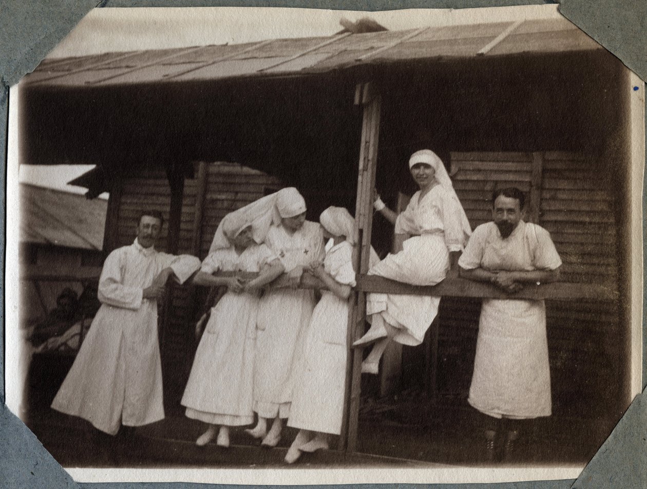 Primera Guerra Mundial 1914-1918: enfermeras y médicos en bata en Couville, Manche, Baja Normandía, Francia. Fotografía anónima julio 1917. Colección privada, Stella. de Anonymous Anonymous