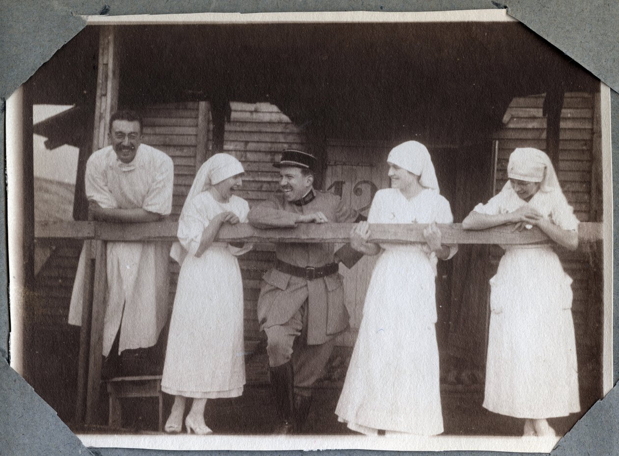 Primera Guerra Mundial 1914-1918: enfermeras con una blusa divertida con soldados y un médico en Couville, Manche, Baja Normandía, Francia. Fotografía anónima julio de 1917. Colección privada, Stella de Anonymous Anonymous