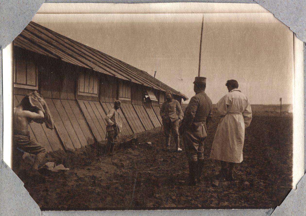 Primera Guerra Mundial 1914-1918: búsqueda de cabezas en los bordes, campamento de Couville en el Canal de la Mancha, Baja Normandía, Francia. Fotografía anónima mayo 1917. Colección privada, Stella. de Anonymous Anonymous