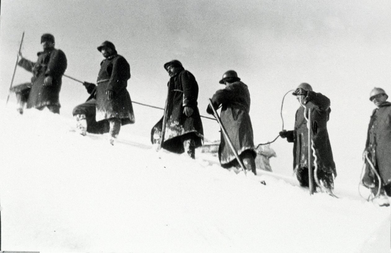 Primera Guerra Mundial: cazadores alpinos italianos (alpino o alpini) durante un ascenso de Anonymous Anonymous