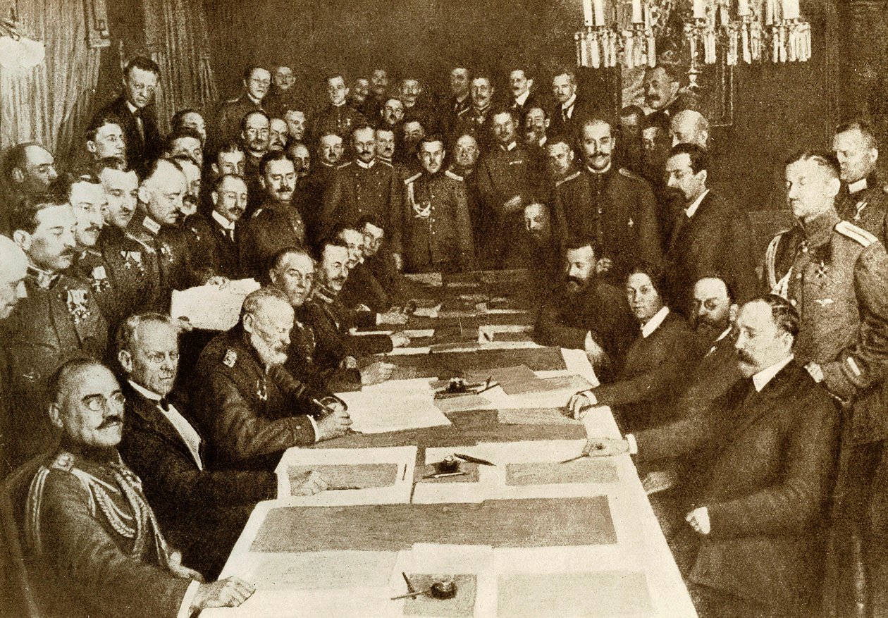 Primera Guerra Mundial: firma del Tratado de Paz de Brest-Litovsk el 03/03/1917 entre los alemanes y los rusos. El Imperio Bolchevique tiene diferentes territorios a Alemania. Representantes de los imperios centrales (o Triple Alianza, Alemania, Austri de Anonymous Anonymous