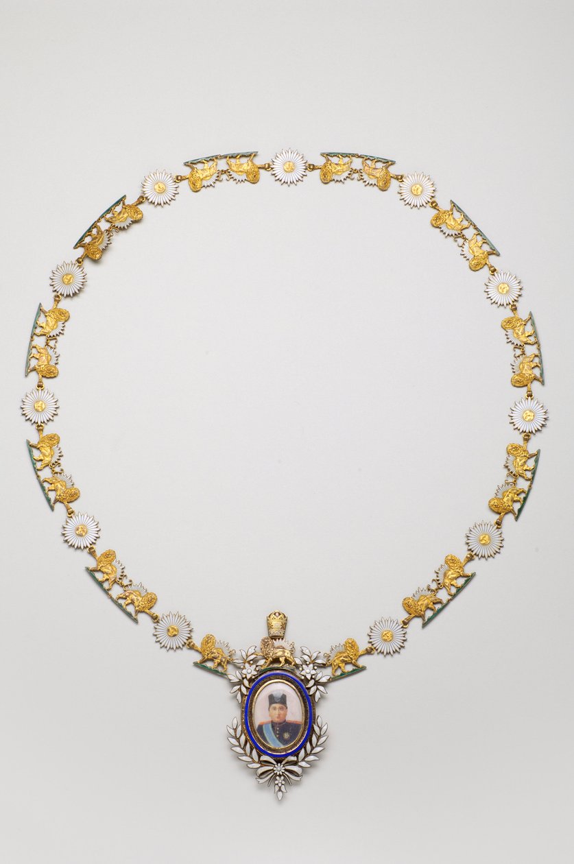 Irán - Decoración Imperial de Retrato: Collar con el retrato de Ahmad Shah, Rey Qajar - principios del siglo XX de Anonymous Anonymous