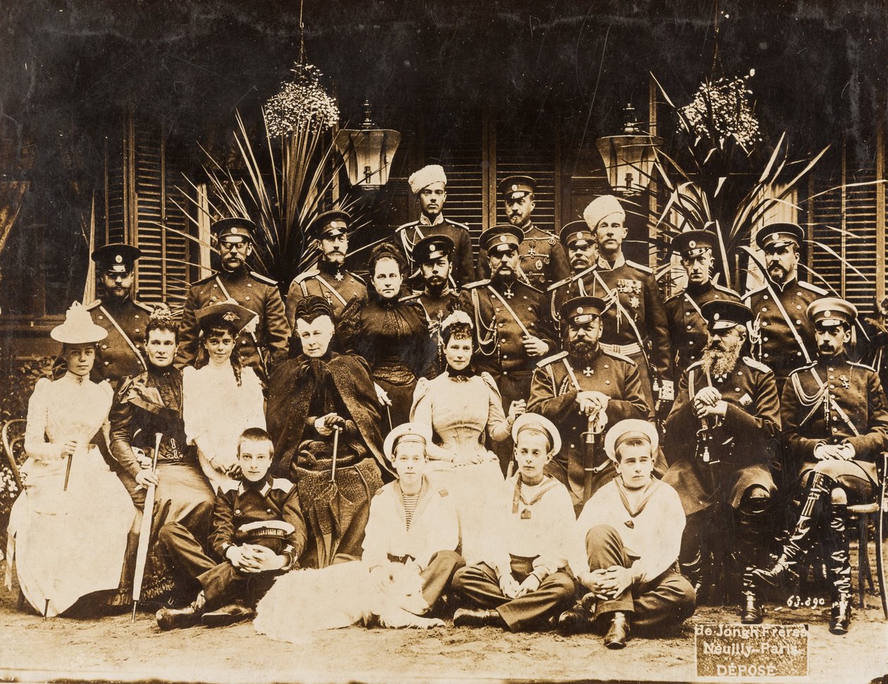Los miembros de la familia Romanov, durante las maniobras militares de verano en Krasnoie Selo (San Petersburgo) de Anonymous Anonymous