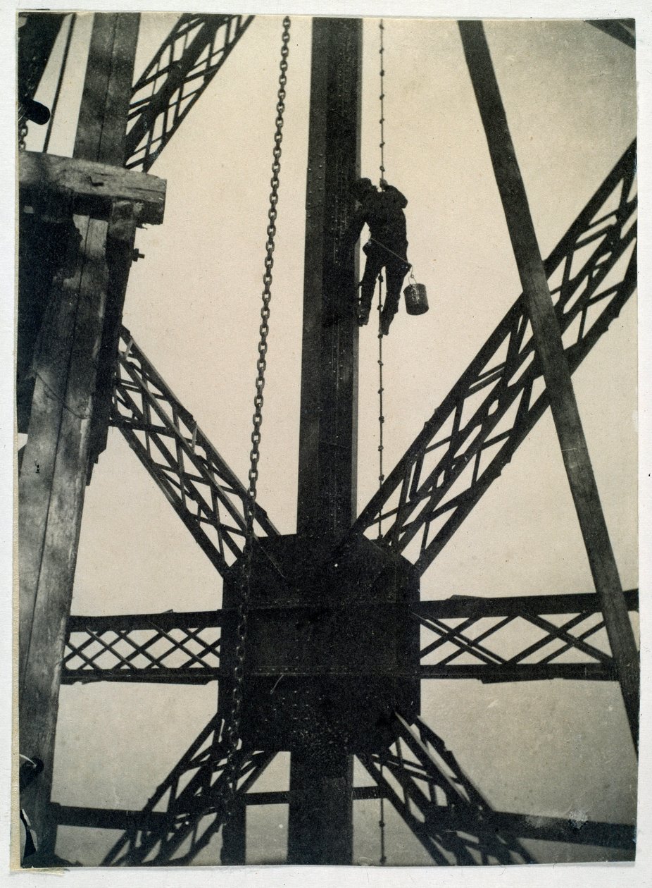 Pintor en la Torre Eiffel en 1889, París de Anonymous Anonymous