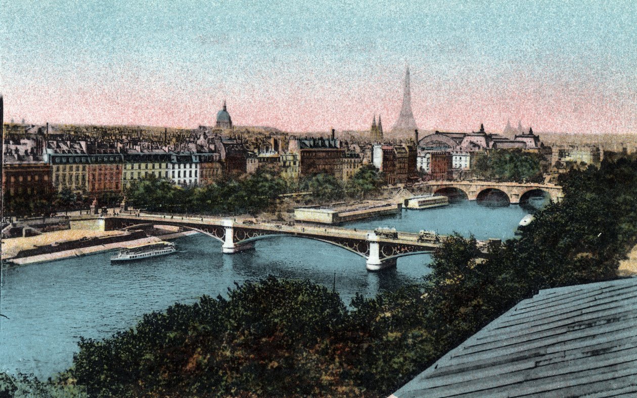 París: panorama del Sena con la Torre Eiffel al fondo. Fotografía de 1920 en Álbum Artístico de la ciudad de París. Colección privada de Anonymous Anonymous