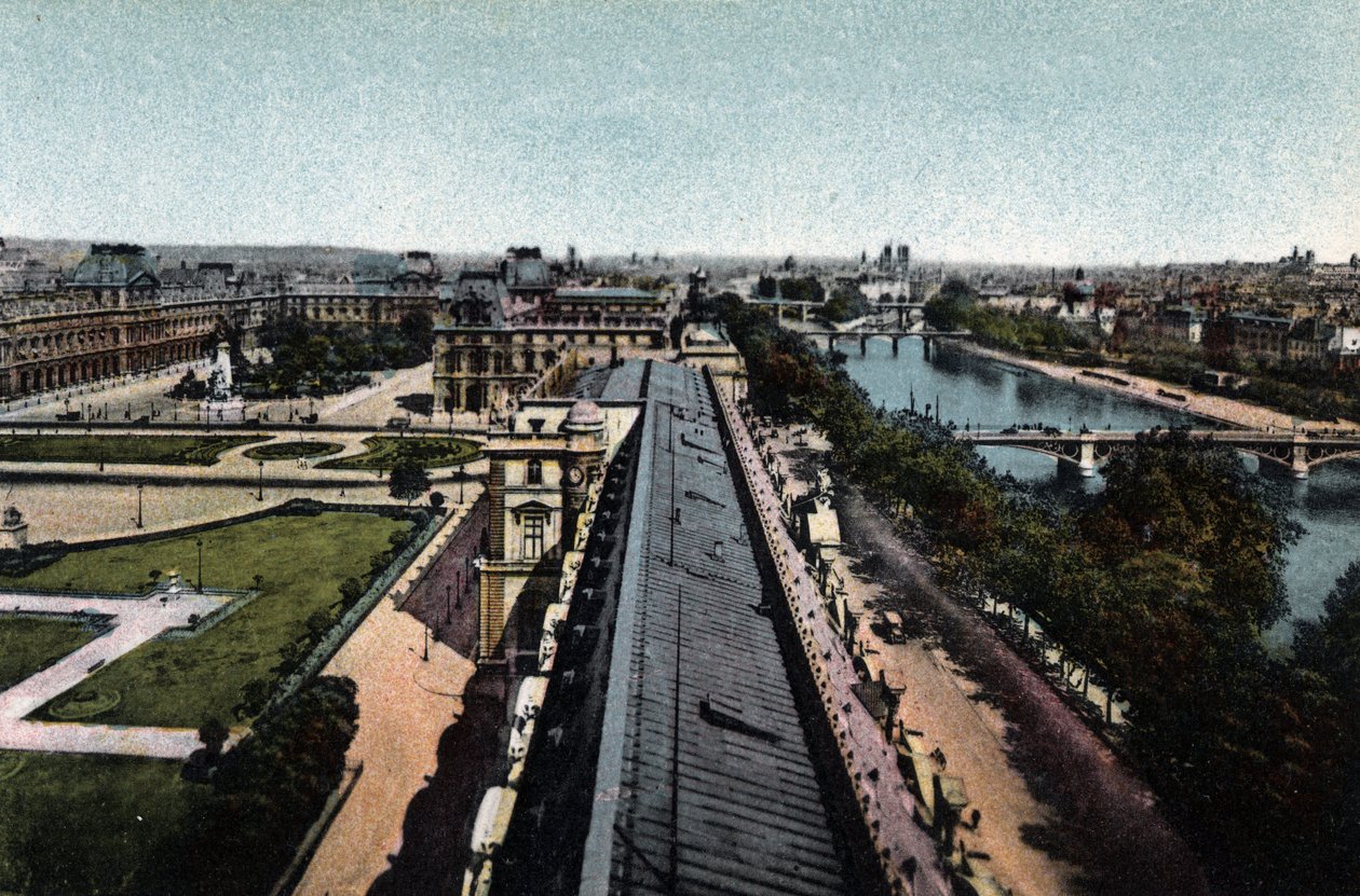 París: panorama hacia el Louvre. El Sena y la Catedral de Notre Dame (Notre-Dame), a la derecha. Fotografía de 1920 en “Artistic Album” de la ciudad de París. Colección privada. de Anonymous Anonymous