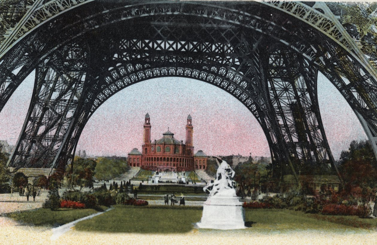 París: el Palais du Trocadero visto bajo la Torre Eiffel. Fotografía de 1920 en “Artistic Album” de la ciudad de París. Colección privada. de Anonymous Anonymous