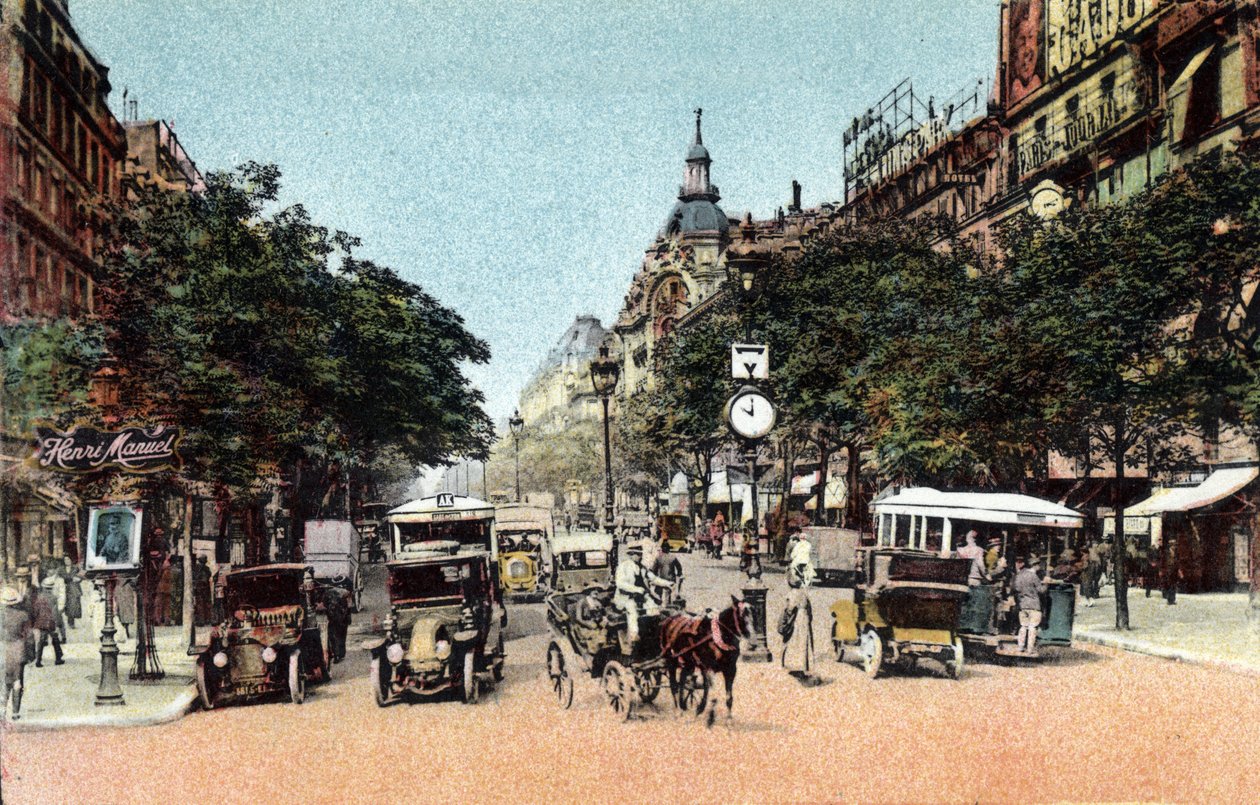 París: tráfico en el boulevard des Italiens, uno de los grandes bulevares de la ciudad. Fotografía de 1920 en “Álbum Artístico” de la ciudad de París. Colección privada. de Anonymous Anonymous