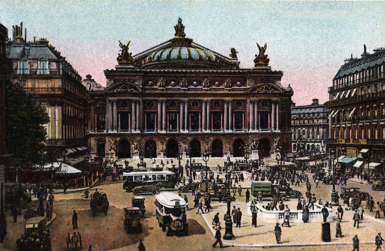 París: vista de la fachada de la Ópera realizada por Charles Garnier (1825-1898) y de la estación de metro en la Place de l